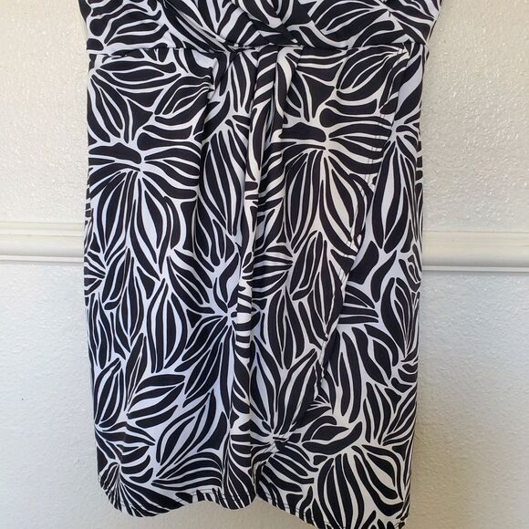 Lands End Womens M Swim Dress Built in Bra Lined Swimsuit Summer Vacation - Picture 3 of 16